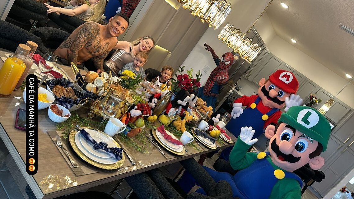 Arana tomando café da manhã com a família e personagens - (foto: Reprodução/Instagram)