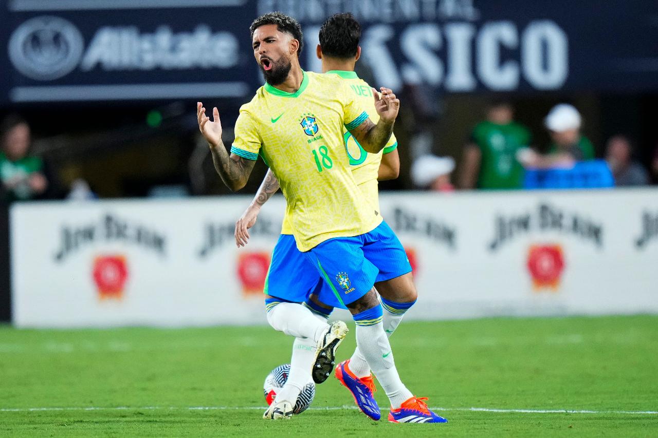 Douglas Luiz em campo pela Seleo Brasileira