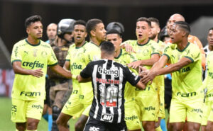 Paulinho foi contido por jogadores do Palmeiras aps sofrer cotovelada de Marcos Rocha (foto: Ramon Lisboa/EM/D.A Press)