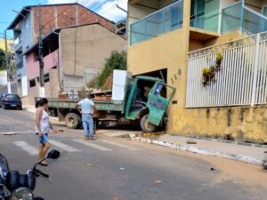 Caminhão desgovernado deixa passageira ferida no bairro Ana Malaquias, em Timóteo