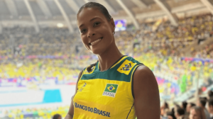 Adenzia, central do Praia Clube, com camisa da Seleo Brasileira (foto: Reproduo/Instagram)