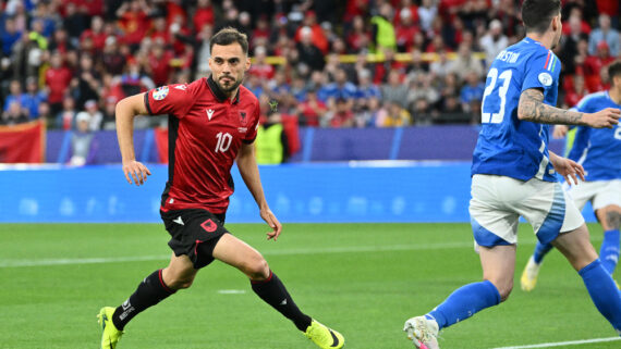 Nedim Bajrami foi o autor do gol da Albnia (foto: Alberto PIZZOLI / AFP)