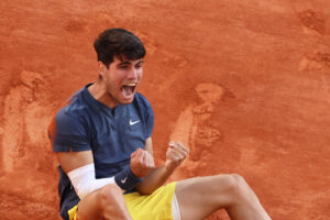 Alcaraz vence Roland Garros e quebra mais um recorde no tênis