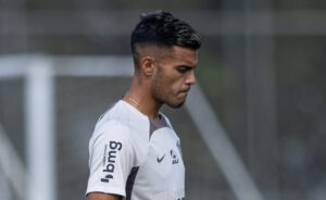 Após rusgas, alvo do Atlético ‘se acerta’ com técnico e volta a treinar no Corinthians