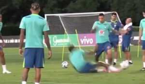 Atlético: Arana sofre forte entrada em treino da Seleção Brasileira; veja vídeo