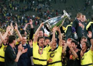 Time do Borussia Dortmund comemorando o ttulo da Liga dos Campees de 96/97 (foto: Borussia Dortmund/Divulgao)