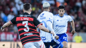 Jogadores de Flamengo e Cruzeiro, pelo Brasileiro (foto: Gustavo Aleixo/Cruzeiro)