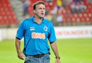 Cuca dispara contra rumores sobre treinar o Cruzeiro: ‘Cuidado com o que falam’