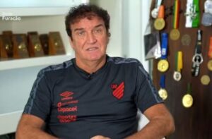 Cuca ‘ignora’ Petraglia e detalha motivos para deixar Athletico-PR