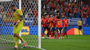 Jogadores da Espanha comemoram gol sobre Itlia, pela Eurocopa (foto: Ozan Kose/AFP)