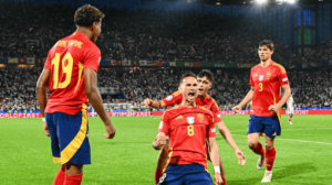 Jogadores da Espanha comemorando gol sobre Gergia, pela Eurocopa (foto: Alberto Pizzoli/AFP)