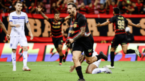 Fabricio Domnguez, do Sport, comemorando gol sobre Paysandu, pela Srie B (foto: Paulo Paiva/Sport)