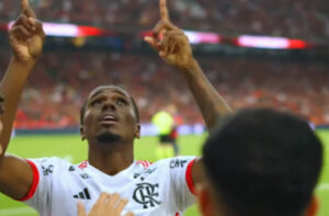 Flamengo arranca empate do Athletico-PR com gol de ex-atacante do Cruzeiro no fim