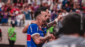 Moiss, atacante do Fortaleza, comemorando gol sobre CRB pela final da Copa do Nordeste (foto: Leonardo Moreira/FEC)