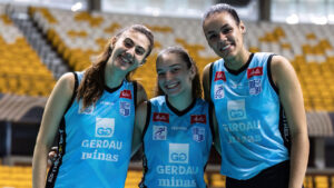Victoria, Larissa Fortes e Giovana Guimares com a camisa do Minas (foto:  Hedgard Moraes/Minas Tnis Clube)