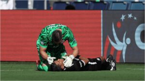 Assistente passou mal durante jogo entre Peru x Canad (foto: Jamie Squire / AFP)