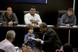 Instrutor mirim da ONG Engenho do Saber, do bairro Ana Moura, recebe homenagem na Câmara de Timóteo