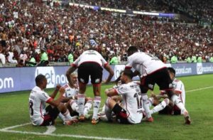 Jogadores do Flamengo comemoram um dos gols na vitria sobre o Vasco (foto: Divulgao / Flamengo)