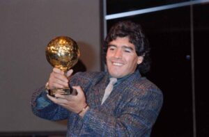 Maradona com a Bola de Ouro (foto: Pascal GEORGE / AFP)