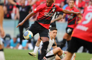 Fernandinho tenta o arremate para o Athletico (foto: Divulgao/Athletico)