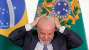 Lula afirma que pode tentar reeleição para proteger o país