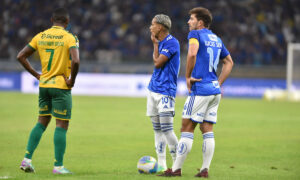 Matheus Pereira em cobrana de falta (foto: Ramon Lisboa/EM/D.A.PRESS)