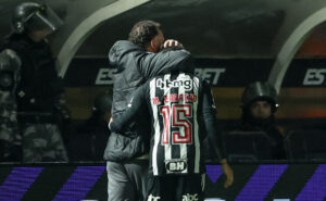 Milito explica por que substituiu Zaracho no primeiro tempo de vitória do Atlético