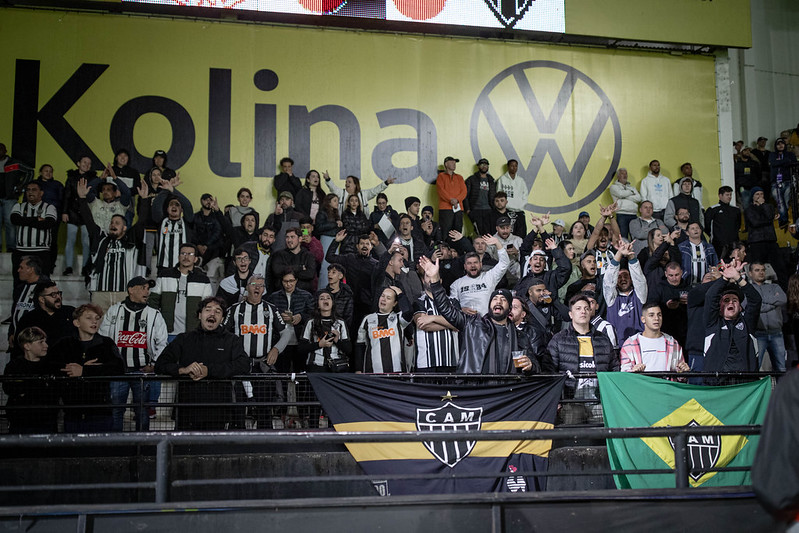 Torcedores do Atlético no Estádio Heriberto Hülse, em Criciúma - (foto: Pedro Souza/Atlético)