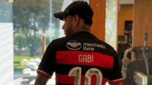 Neymar, atacante do Al-Hilal e da Seleo Brasileira, com a camisa do Flamengo (foto: Reproduo/Instagram)