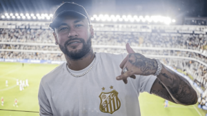 Neymar, atacante do Al-Hilal, na Vila Belmiro para acompanhar a primeira partida da final do Campeonato Paulista 2024 entre Santos e Palmeiras (foto: Guilherme Greghi/Santos FC)