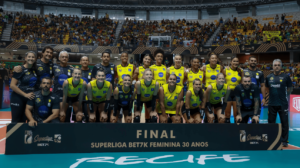 Elenco do Praia Clube na fina da Superliga Feminina 2024 (foto: Patricy Albuquerque/Dentil PraiaClube)