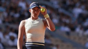 Quem é a tenista de 17 anos que surpreendeu Sabalenka e jogará semifinal de Roland Garros