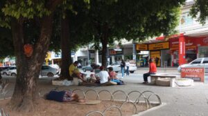 Timóteo está de costas para os ‘moradores em situação de rua”. Os grupos aumentam dia a dia