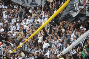 Torcida do Atltico na Arena MRV durante duelo contra o Ipatinga pelo Campeonato Mineiro (foto: Alexandre Guzanshe/EM/D.A Press)