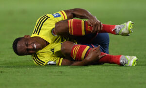 Yerry Mina sofre leso em jogo pela Colmbia (foto: JUAN BARRETO/AFP)