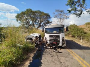 Batida entre carro e caminhão mata adolescente e deixa irmão ferido na MGC-120 | Vales de Minas Gerais