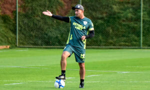 Tcnico Cauan de Almeida em treino no CT Lanna Drumond (foto: Mouro Panda/Amrica)