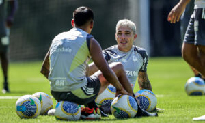 Zaracho e Saravia em treino do Atltico (foto: Pedro Souza/Atltico)