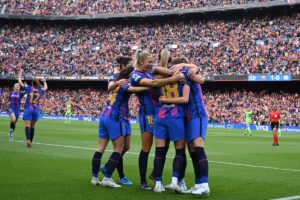 Jogadoras do Barcelona comemoram (foto: LLUIS GENE / AFP)