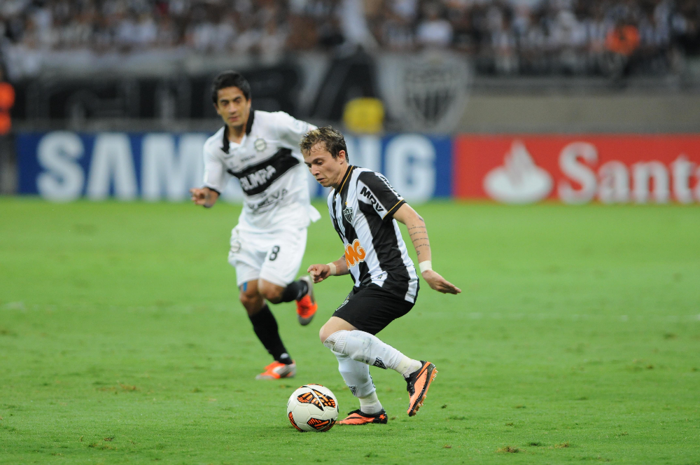 Bernard em ao pelo Atltico na final da Libertadores de 2013 - (foto: Gladyston Rodrigues/EM/D.A Press)