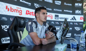 Cadu em entrevista coletiva na Cidade do Galo (foto: Daniela Veiga / Atltico)