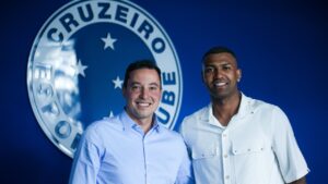 Volante Walace e Pedro Junio, vice-presidente do Cruzeiro (foto: Gustavo Martins/Cruzeiro)