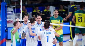 Jogadores de Brasil x Eslovenia em quadra (foto: FIVB/Divulgao)