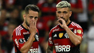 Everton Ribeiro e Arrascaeta (foto: MAURO PIMENTEL / AFP)