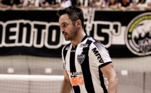 Falco em ao em jogo comemorativo de futsal do Atltico (foto: Reproduo/Atltico)