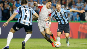 Grmio e Estudiantes duelaram no Couto Pereira, em Curitiba (foto: Albari Rosa/AFP)