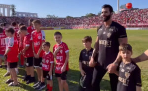 Gusttavo Lima em jogo do Paranava, pela segunda diviso paranaense (foto: Reproduo)