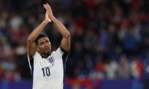 Bellingham comemora gol pela Inglaterra (foto: Adrian DENNIS / AFP)