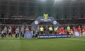 Jogadores de Atltico e Inter antes de jogo no Beira Rio (foto: Pedro Souza/Atltico)