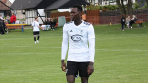 Dennis Schrder em jogo de futebol (foto: Reproduo / Instagram)